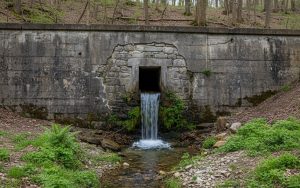 Barbacane intégrée dans un mur de soutènement pour le drainage de l'eau.