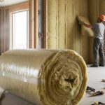Rouleau de laine de verre sur un chantier d'isolation de murs.