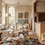 Intérieur de maison en rénovation avec matériaux et outils de bricolage