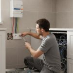 Installation d'une prise 16A pour lave-vaisselle dans une cuisine moderne.
